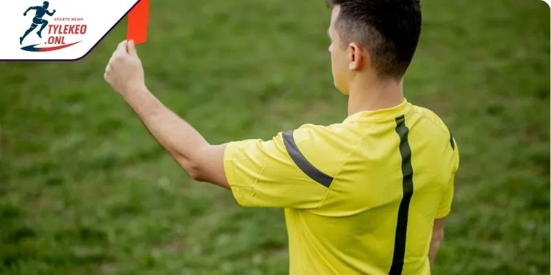 Người chơi quan sát kỹ tình huống thẻ đỏ/ chấn thương